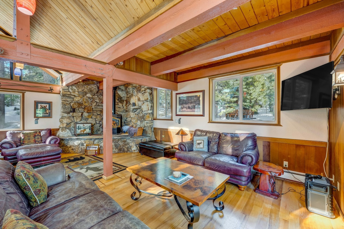 4BR dog friendly cabin with private hot tub