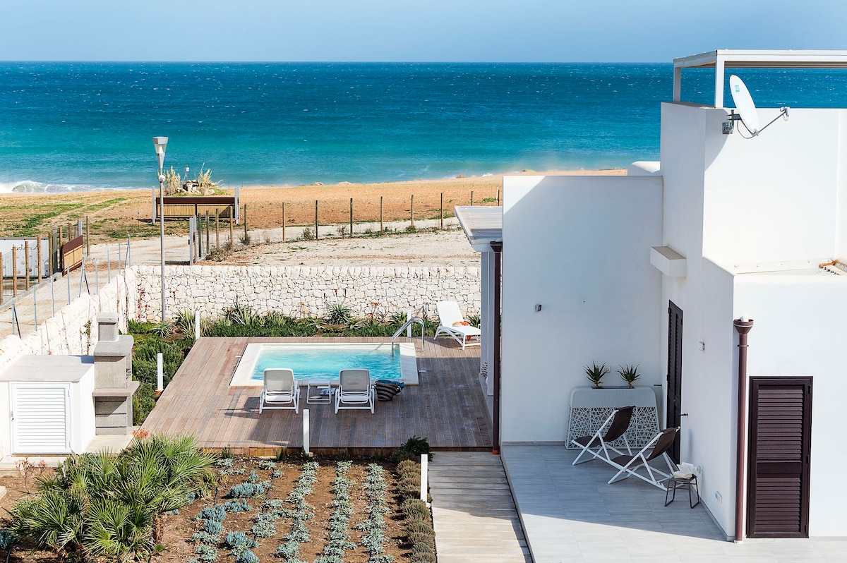 Villa with sea views and pool, near the beach