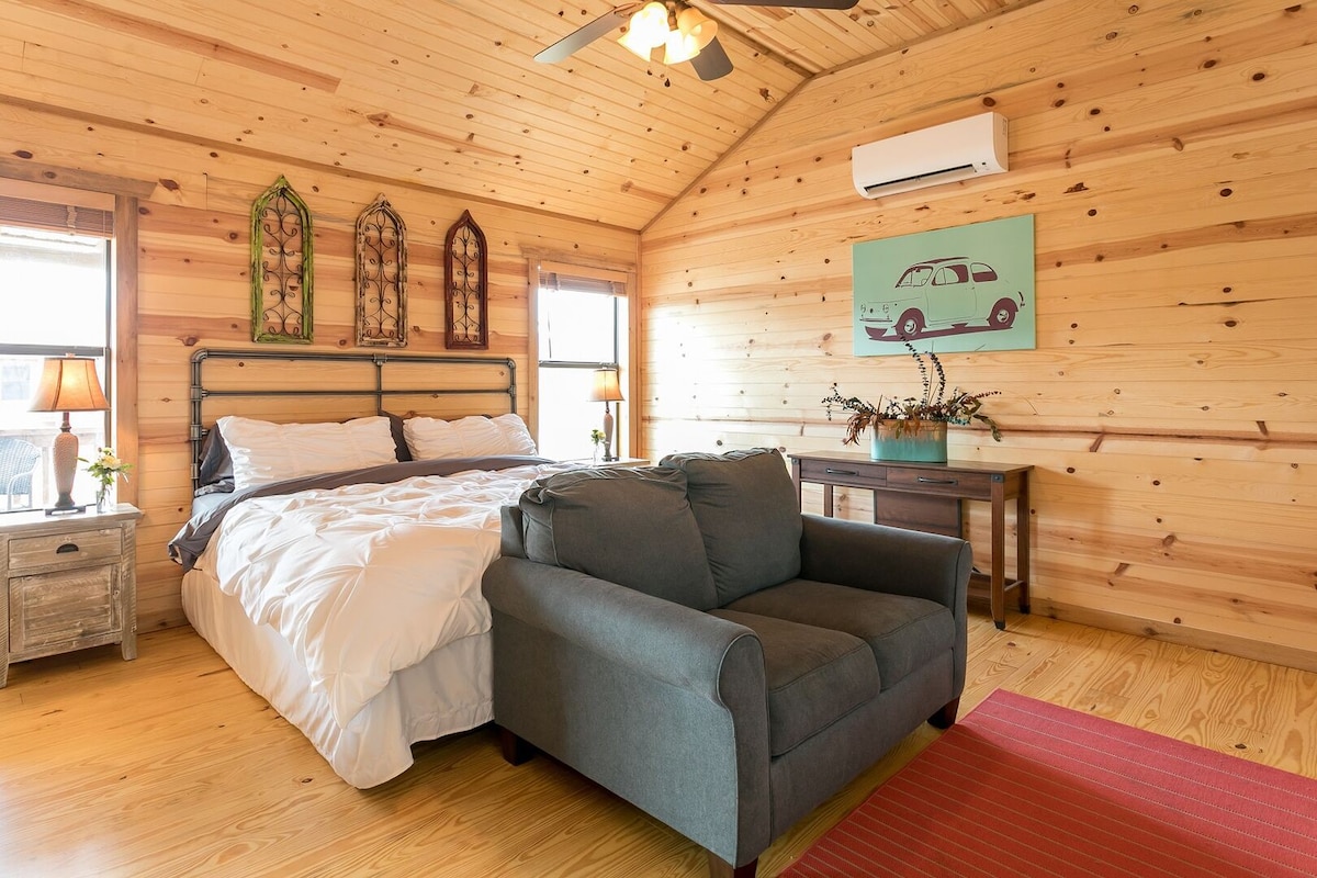 Live Oak Creek Cabins | 5 Hot Tubs | Near Creek