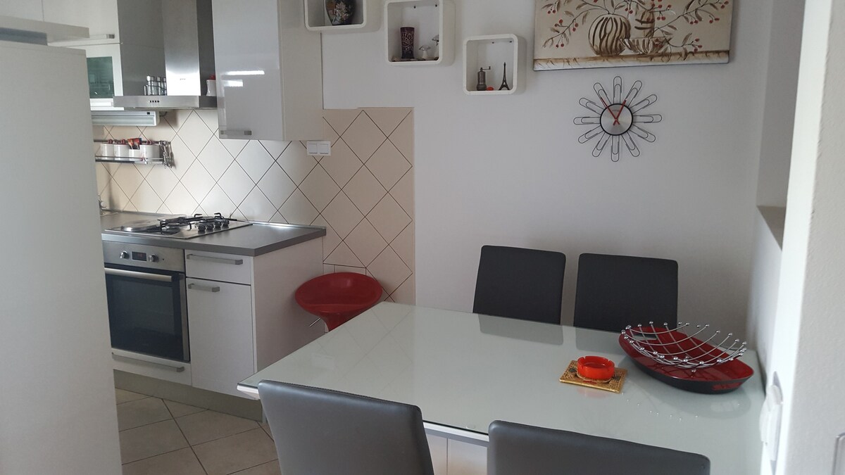A-16195-a One bedroom apartment with balcony and