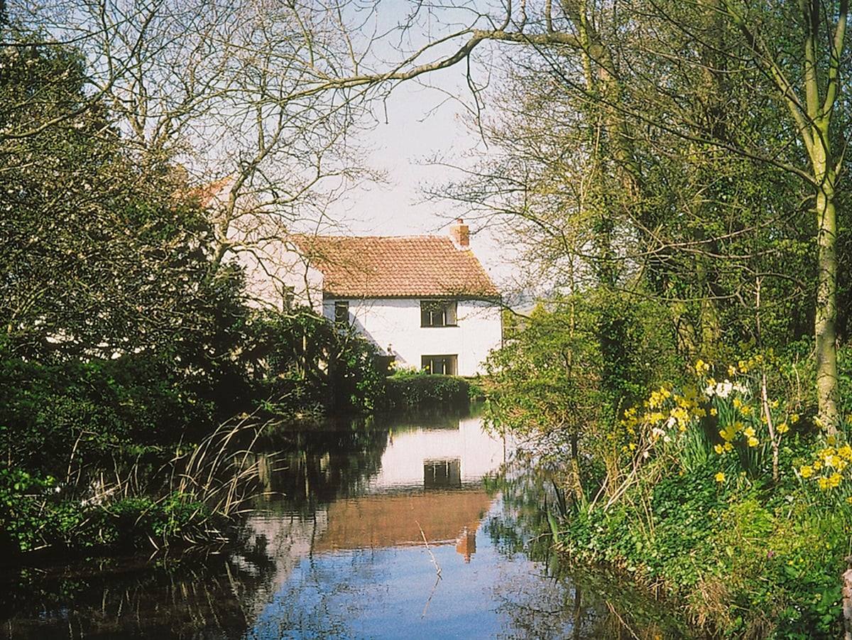 Maxmills Cottage - E1852