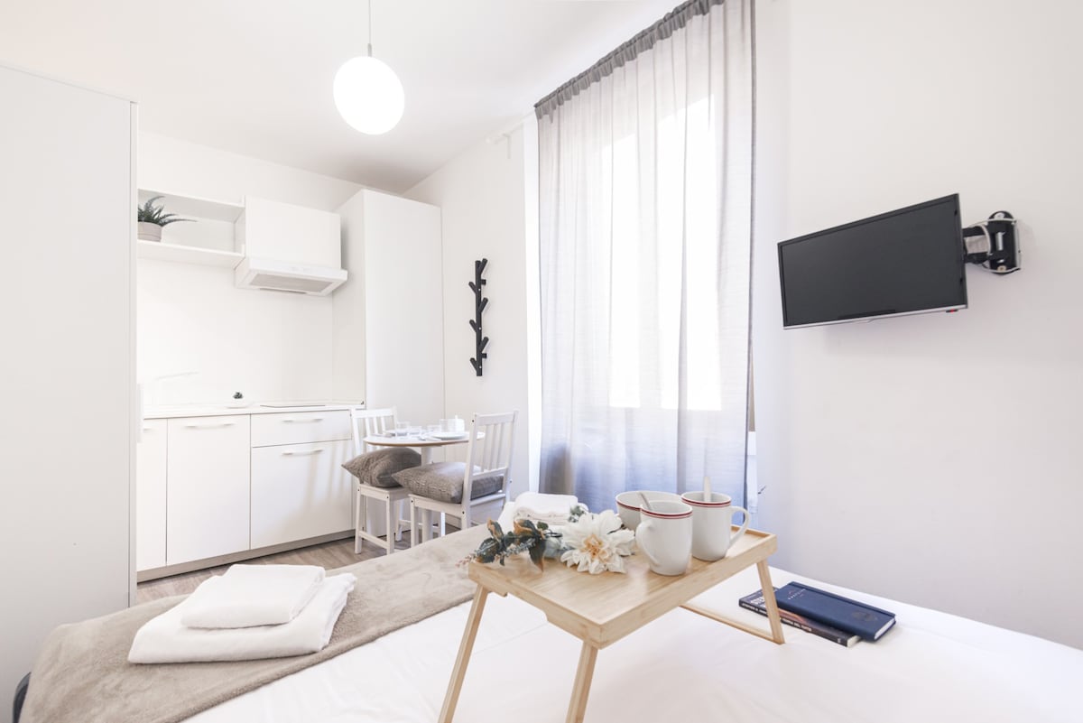 Compact charming studio Porta Venezia by Easylife