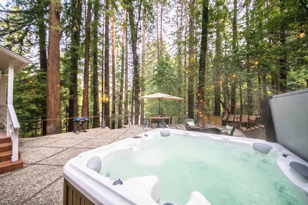 Hazels Hideaway Hot Tub Redwoods Bonus Room