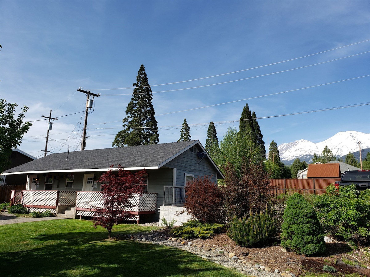 Shasta Serenity Cottage ，市中心，景观。