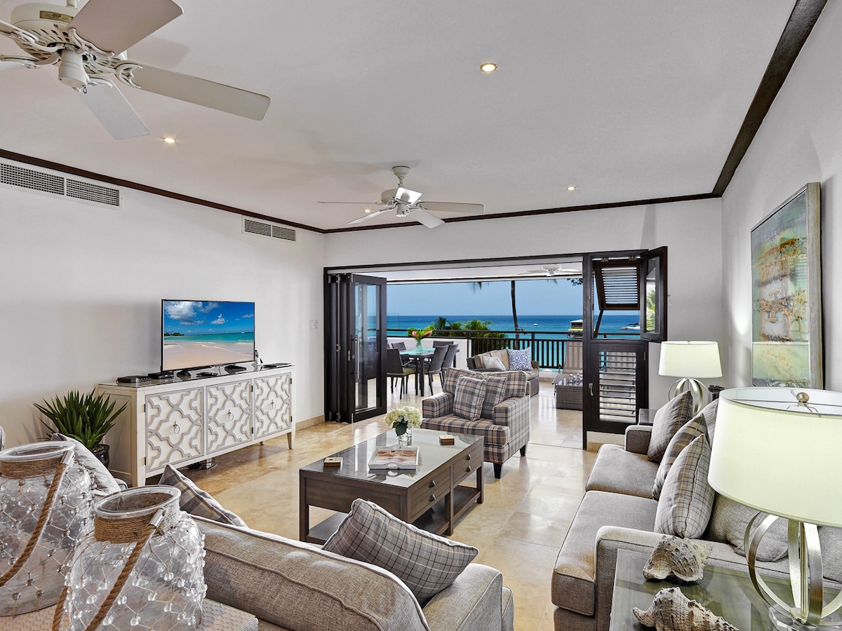 Beachfront Coral Cove apartment at Paynes Bay Beac