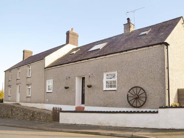 Pen-y-sarn near Amlwch的民宿