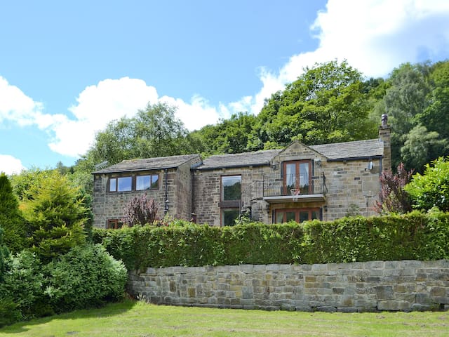 Heptonstall, near Hebden Bridge的民宿