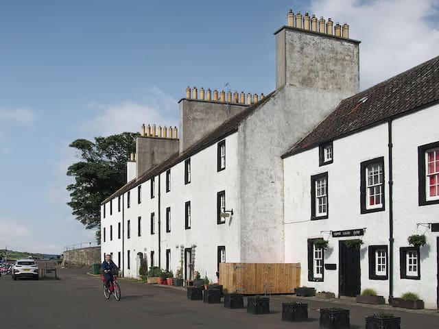 Cramond Village, Edinburgh的民宿