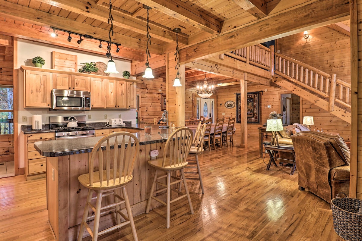 ‘Whit's End’ Smoky Mtn Home w/ Hot Tub, Views