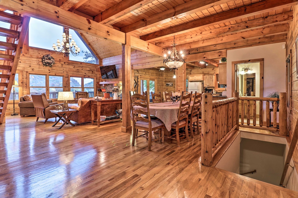 ‘Whit's End’ Smoky Mtn Home w/ Hot Tub, Views