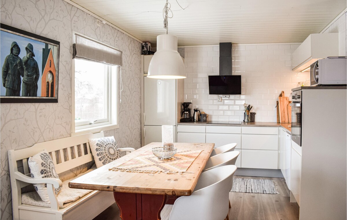 斯科涅维克（ Skånevik ）的绝佳房源，设有3间卧室和无线网络