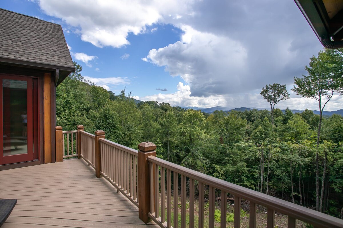 Mountainside cabin in luxury community