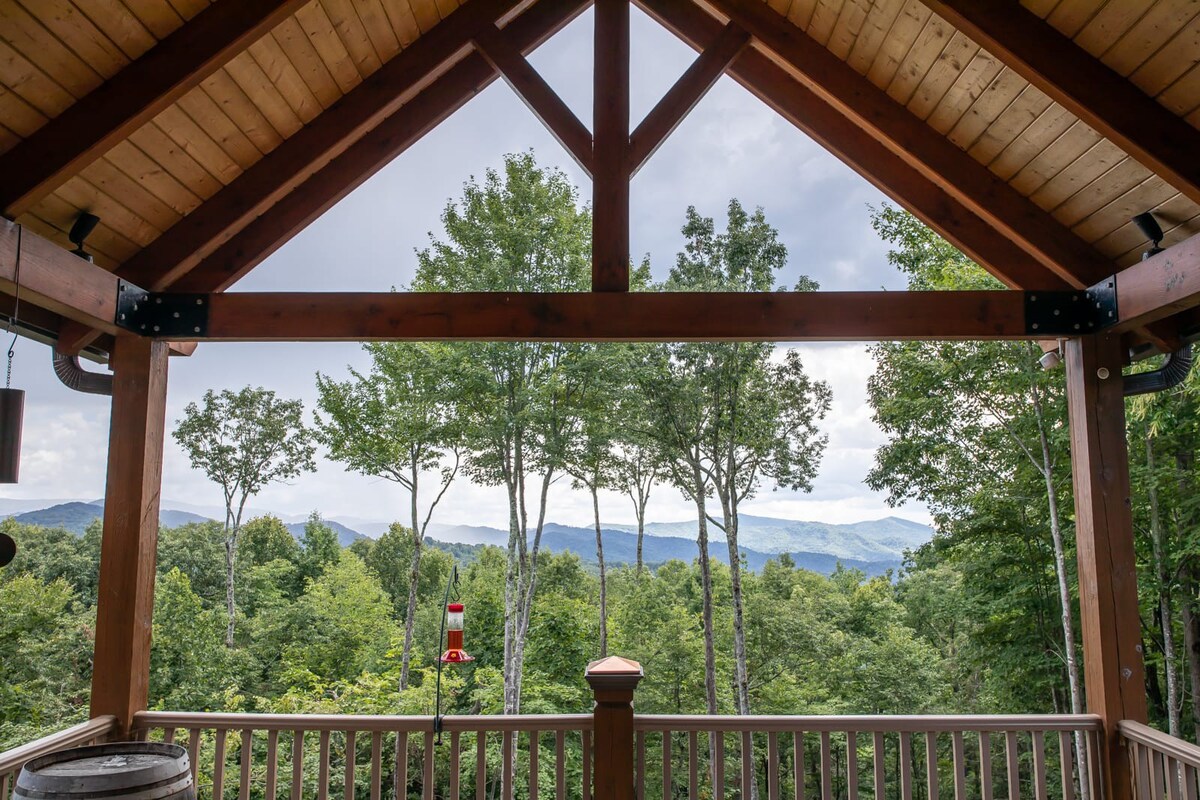 Mountainside cabin in luxury community