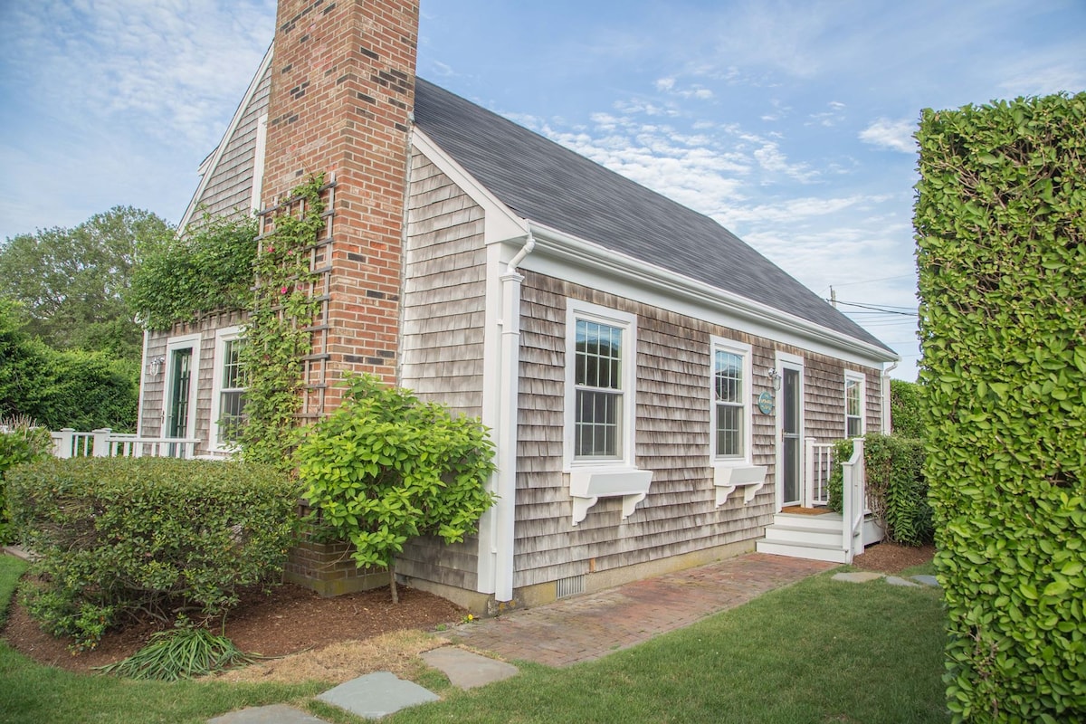 Charming Brant Point 4 bedroom cottage with deck a