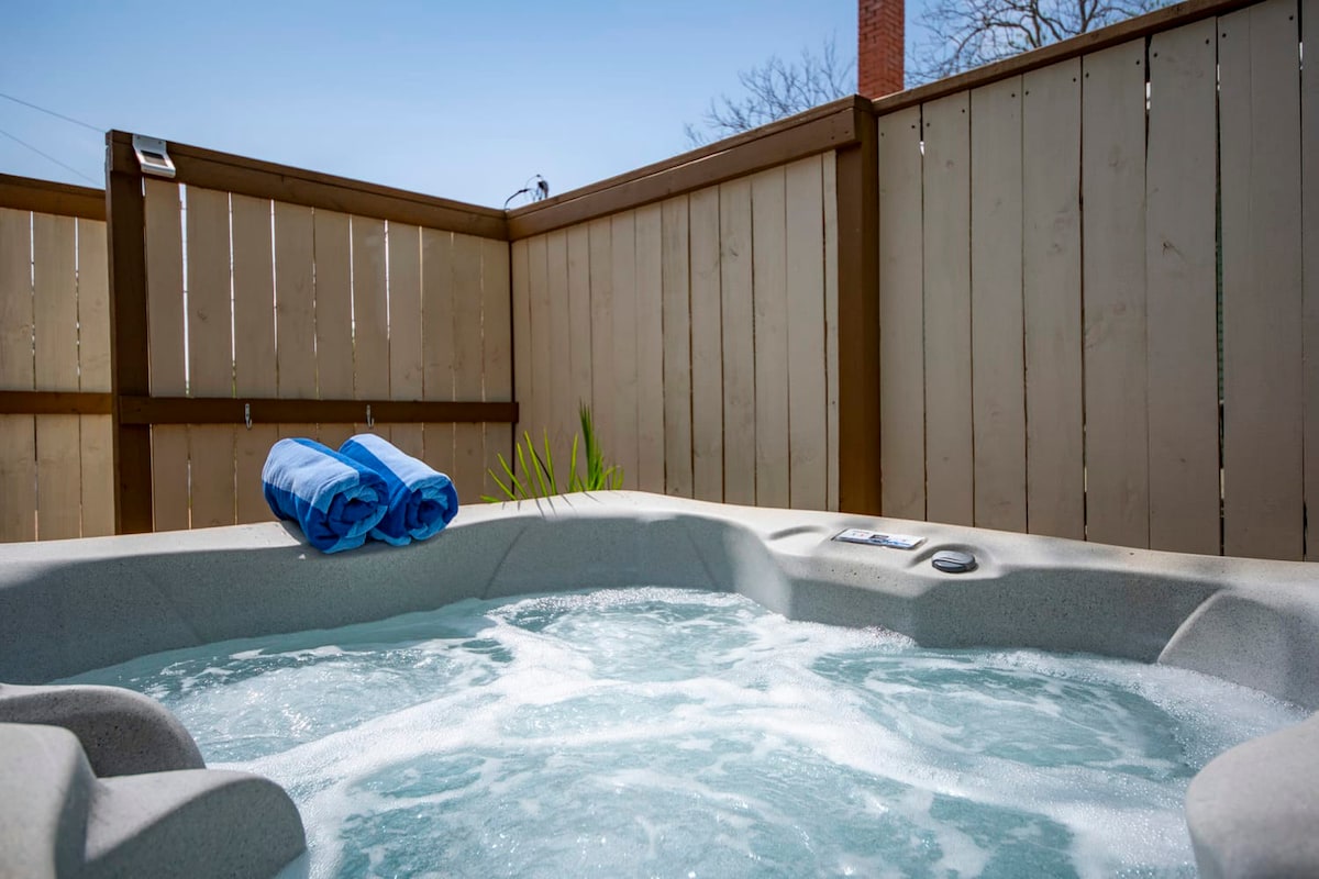 The Downtown Studio #1, private hot tub!