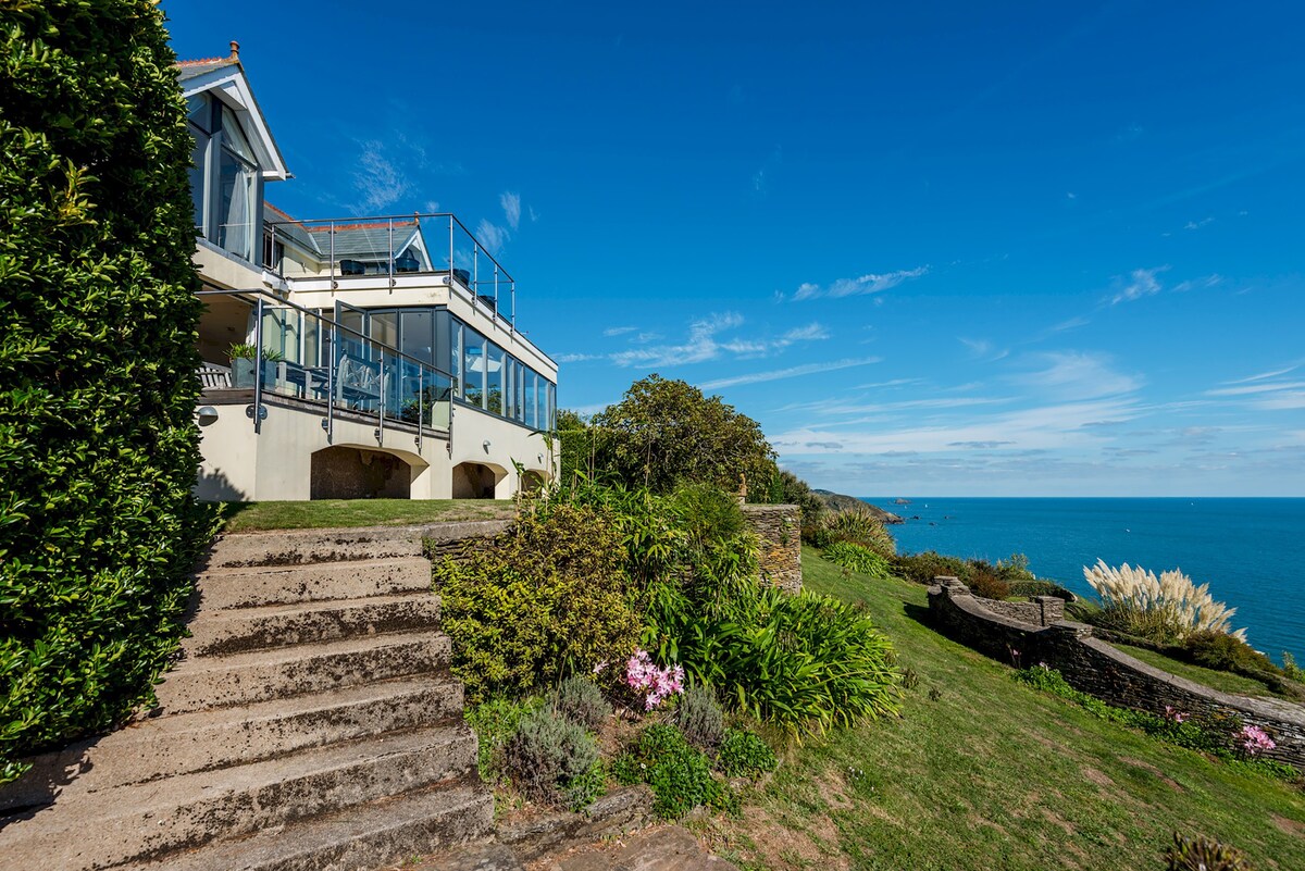 这栋壮观的悬崖顶楼房屋可欣赏迷人的海景，靠近海滩。