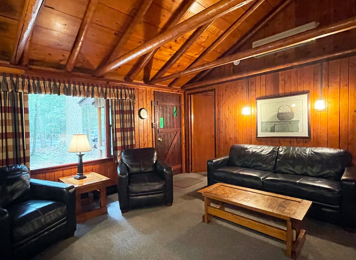Beautiful Poconos Log Cabin on Private Resort
