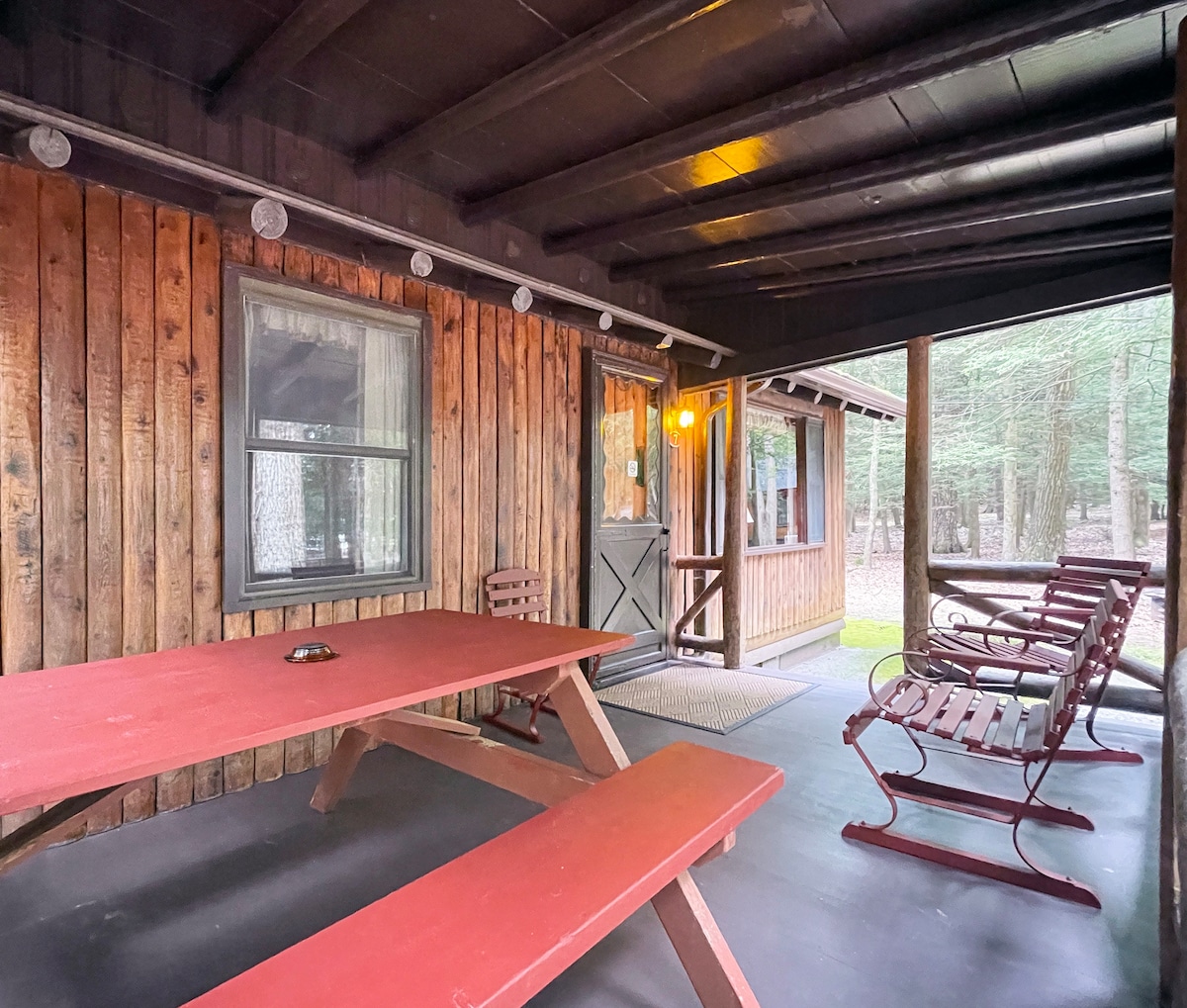 Beautiful Poconos Log Cabin on Private Resort