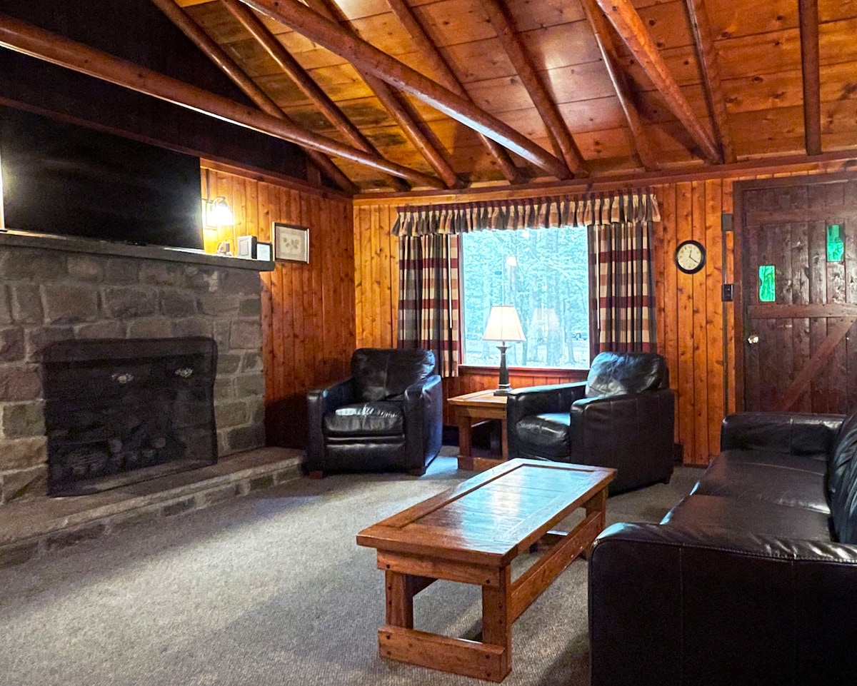 Beautiful Poconos Log Cabin on Private Resort