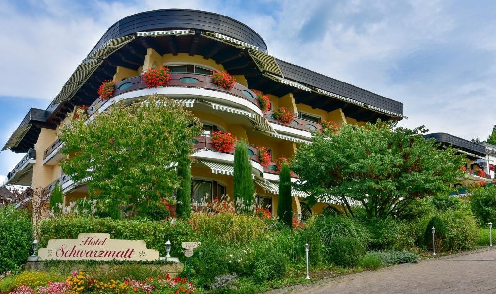 Relais & Châteaux Hotel Schwarzmatt (Badenweiler) ，带阳台的标准双人客房