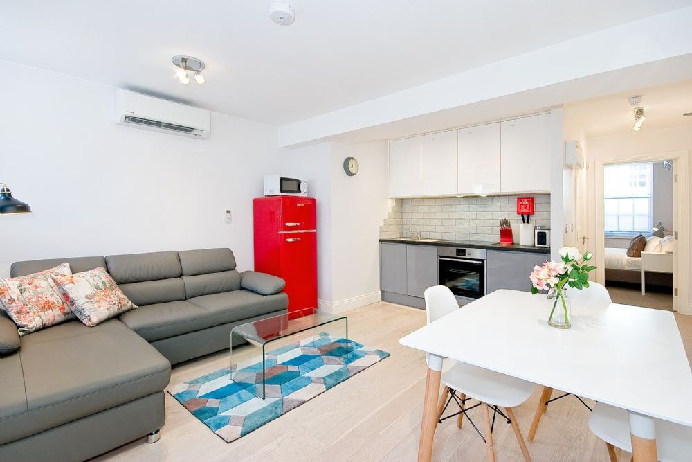 F1E 1 bed penthouse sleeps 4 with wifi and air con