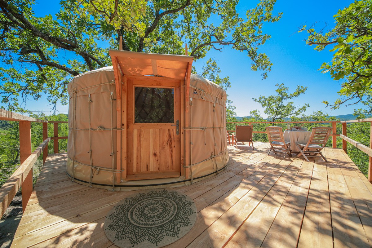 Oak Yurt - romantic couple - private Jacuzzi