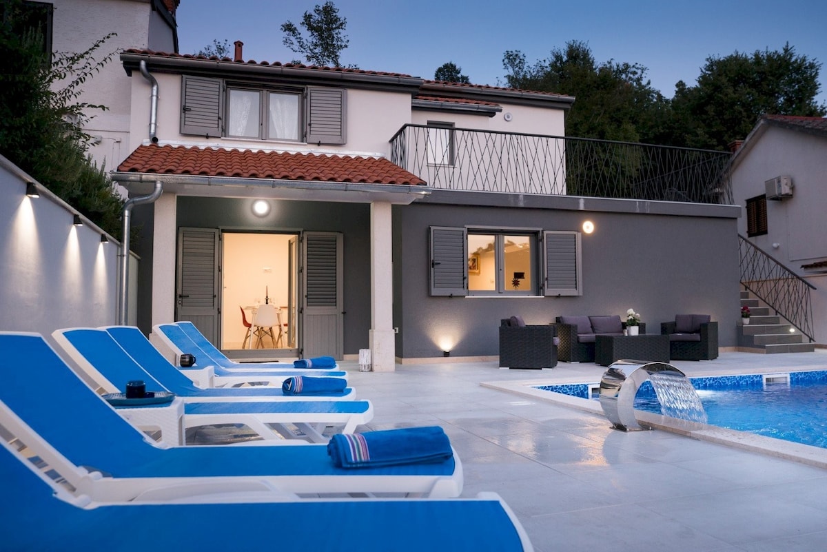 Luxury Villa Future with heated Pool