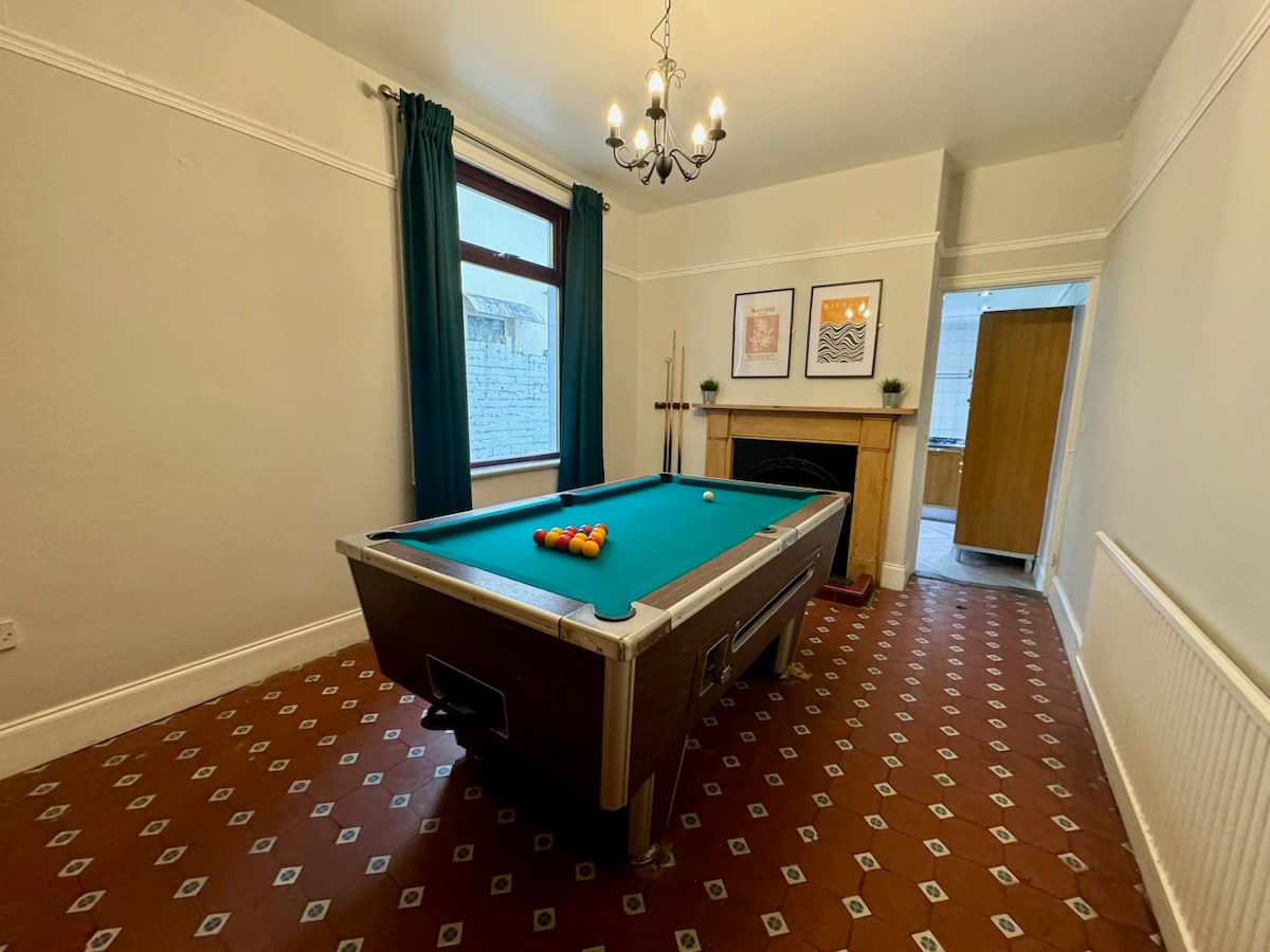 12 Person City House, Pool Table + Hot Tub!