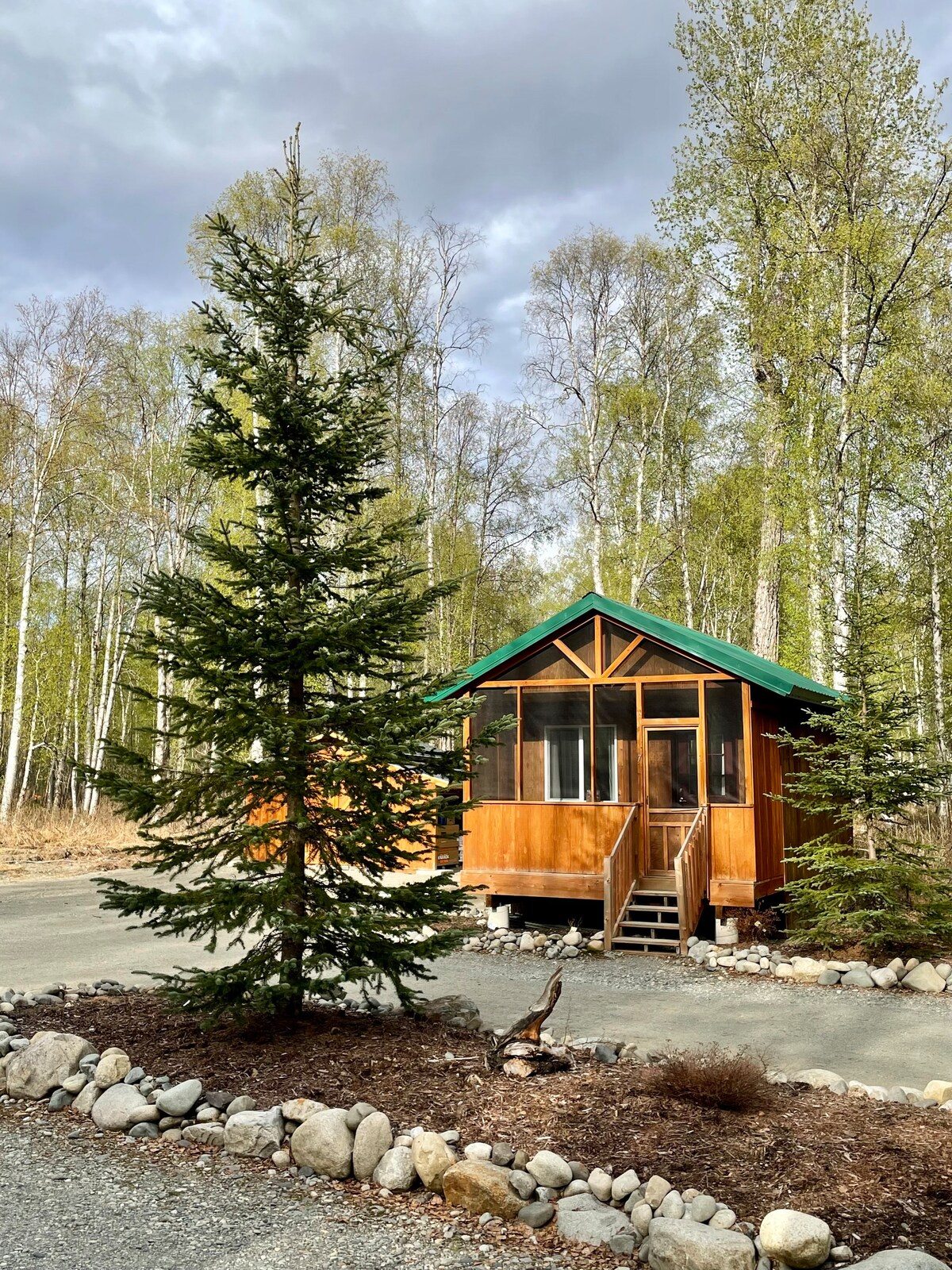 Talkeetna Wilderness Lodge-Studio Cabin 7–King bed