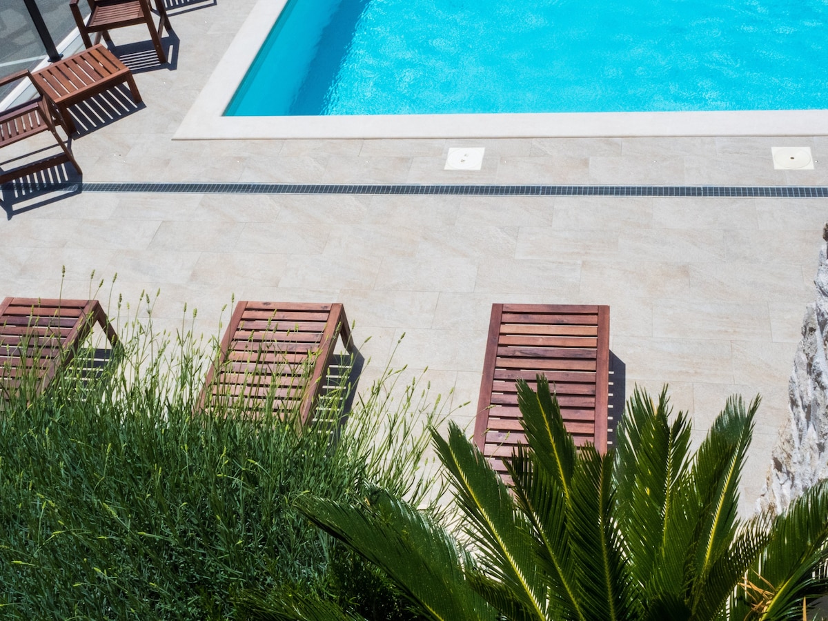 Apartments Bella Vista -舒适的双卧室公寓，带阳台和海景，共用游泳池