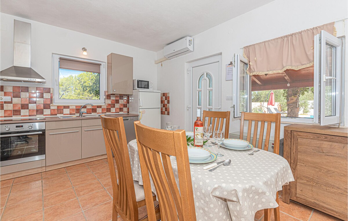 Cozy home in Bilice with kitchen