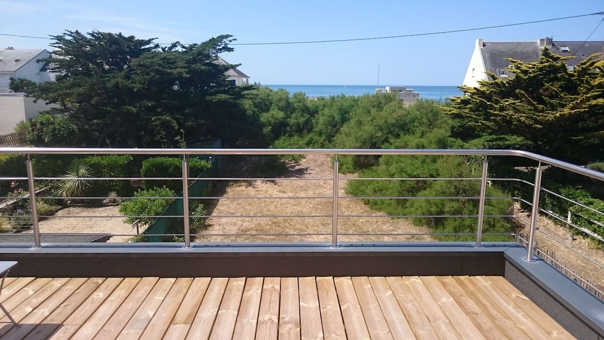 3 bedroom house on the seafront with beach access
