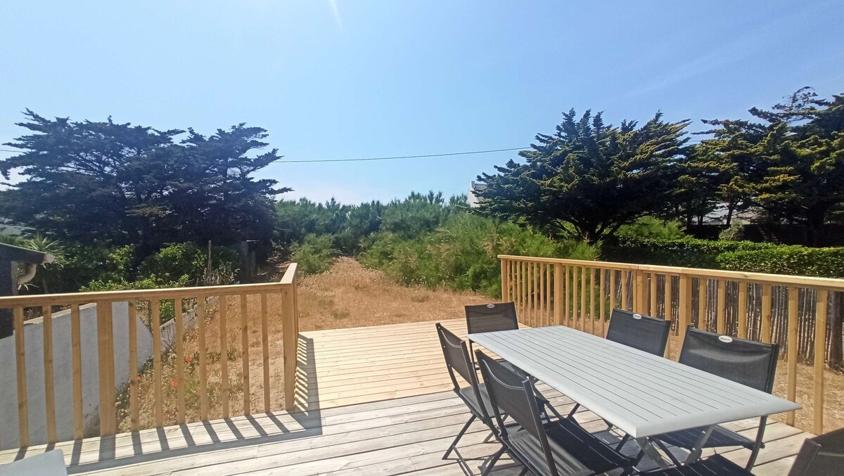 3 bedroom house on the seafront with beach access