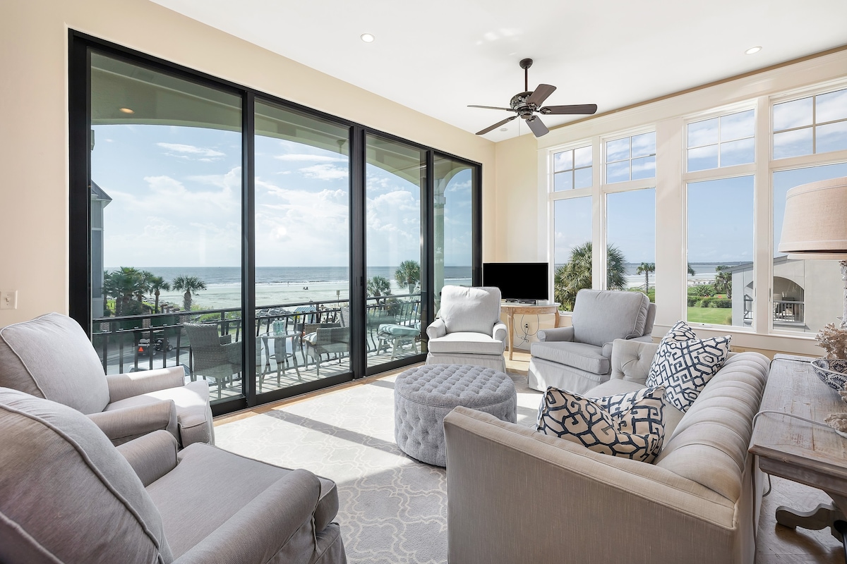 Luxurious Complex, Ocean Views. Steps from Beach.