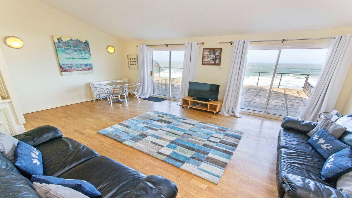 Apt 15 | Great Seaviews, Heated Pool & Sleeps 4/5