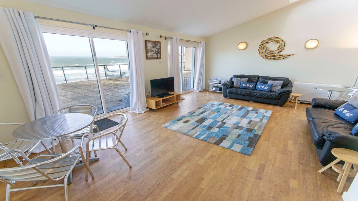 Apt 15 | Great Seaviews, Heated Pool & Sleeps 4/5