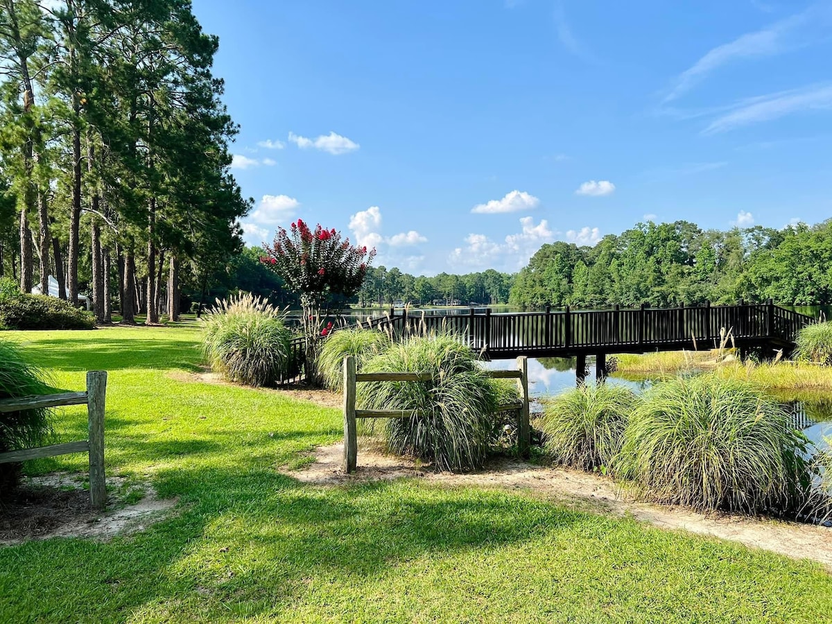 Dee's Lake-house Fit for a Groom