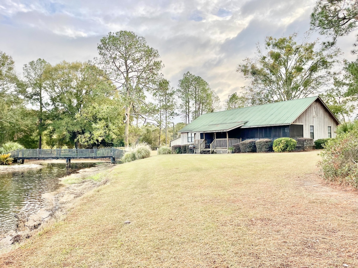 Dee's Lake-house Fit for a Groom