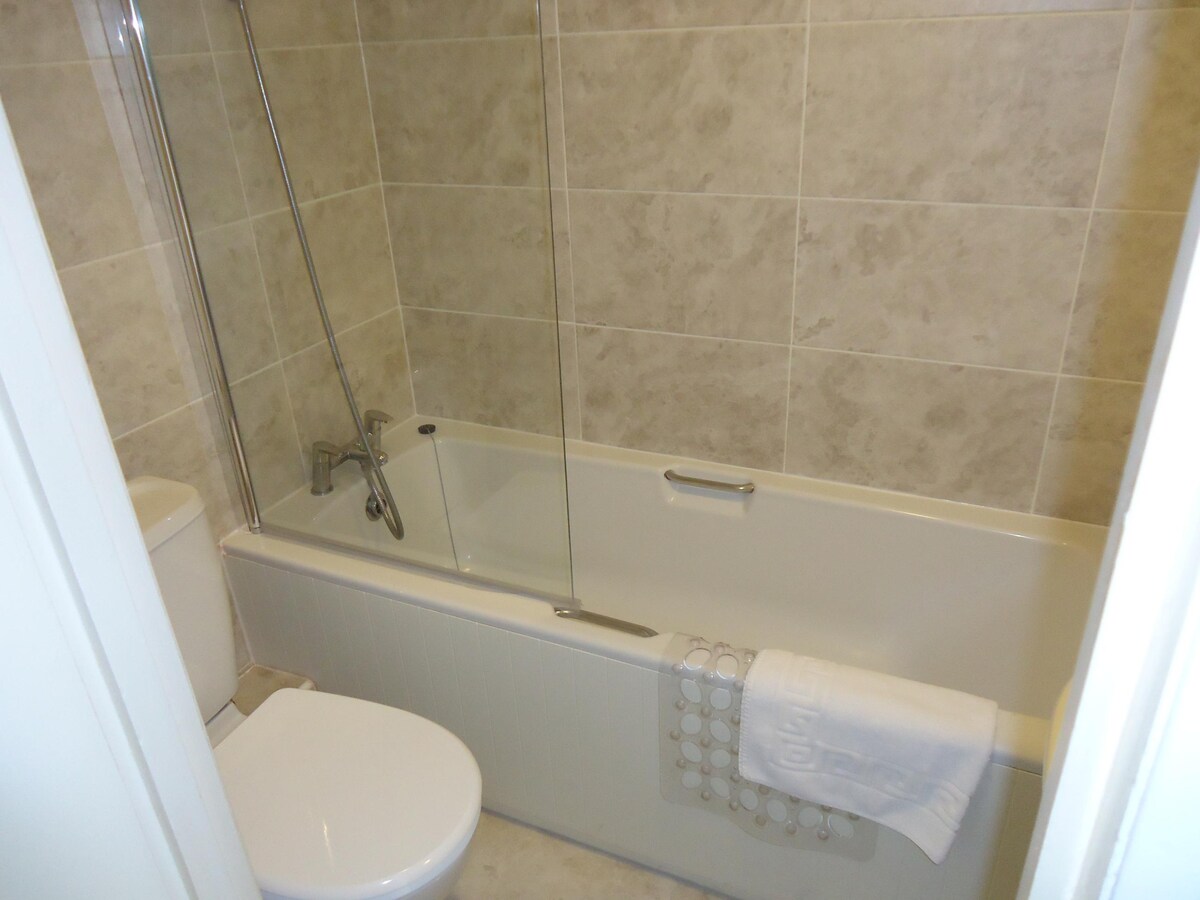 Standard Double Room. En-suite bath/shower