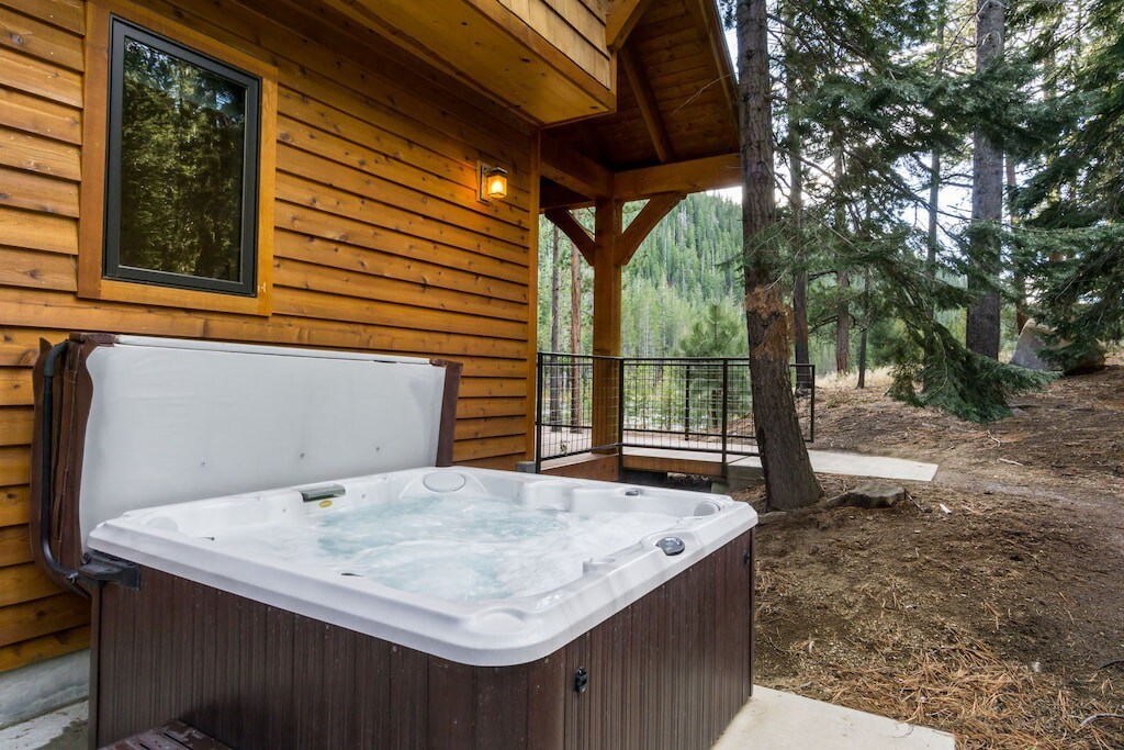 宽敞的豪华小木屋，带热水浴缸，私人湖泊-本德