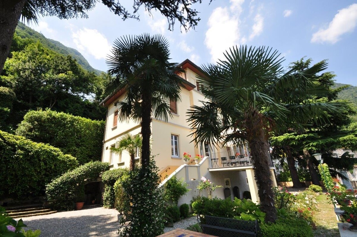 Villa Angela Maria Lake front - sleeps 10