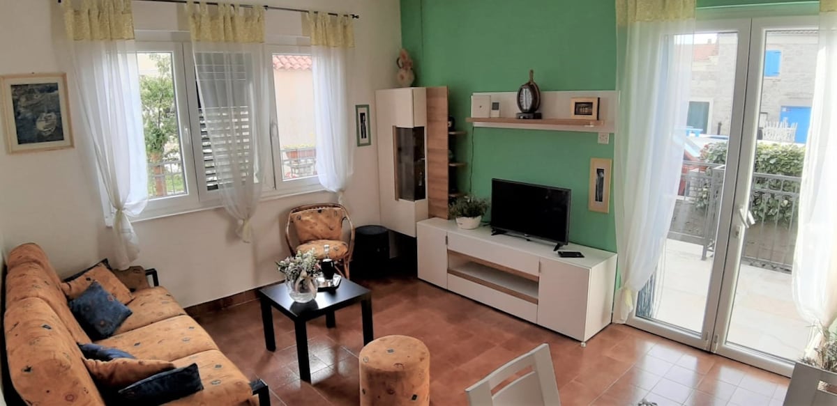 Holiday house Jaroje - 80m from the beach with par