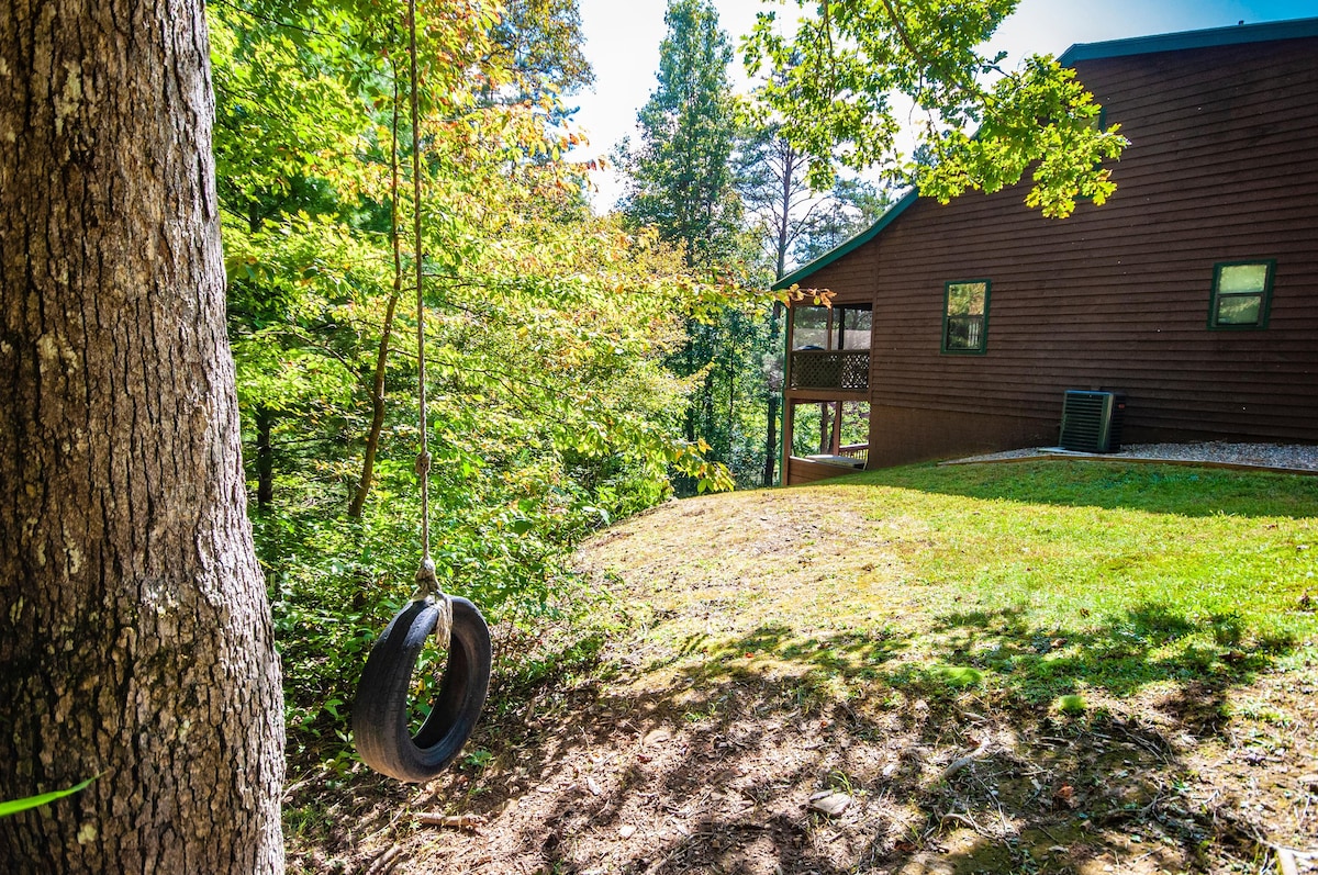 The Cabin Cove Pet Friendly cabin with creek front