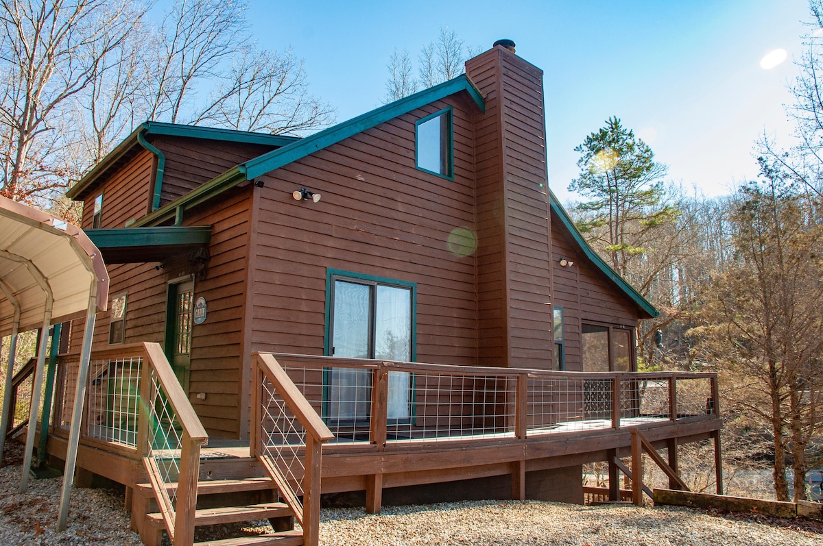 The Cabin Cove Pet Friendly cabin with creek front