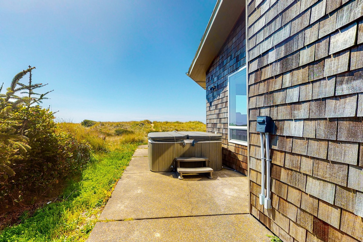 3BR Oceanfront | Hot Tub | Patio | Washer/Dryer