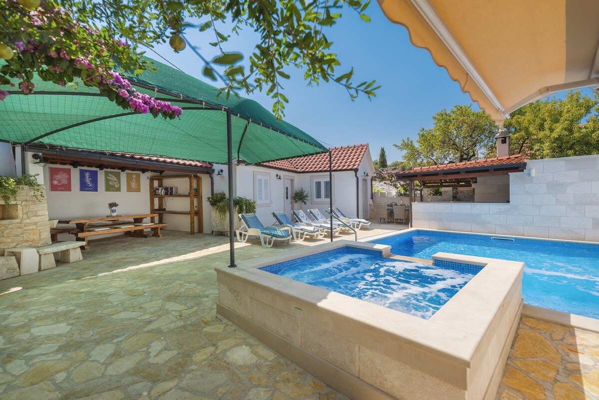 度假屋Škrika -带加热泳池和按摩浴缸的三间卧室房源