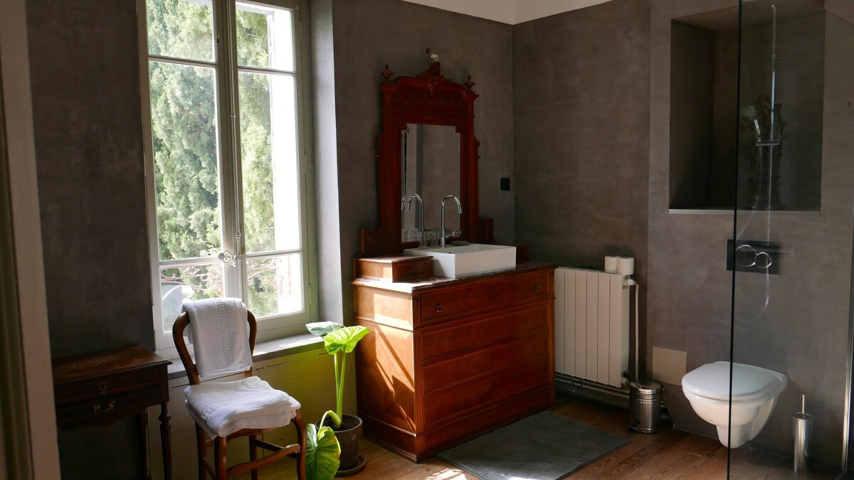 Chambre charmante et salle de bain spacieuse