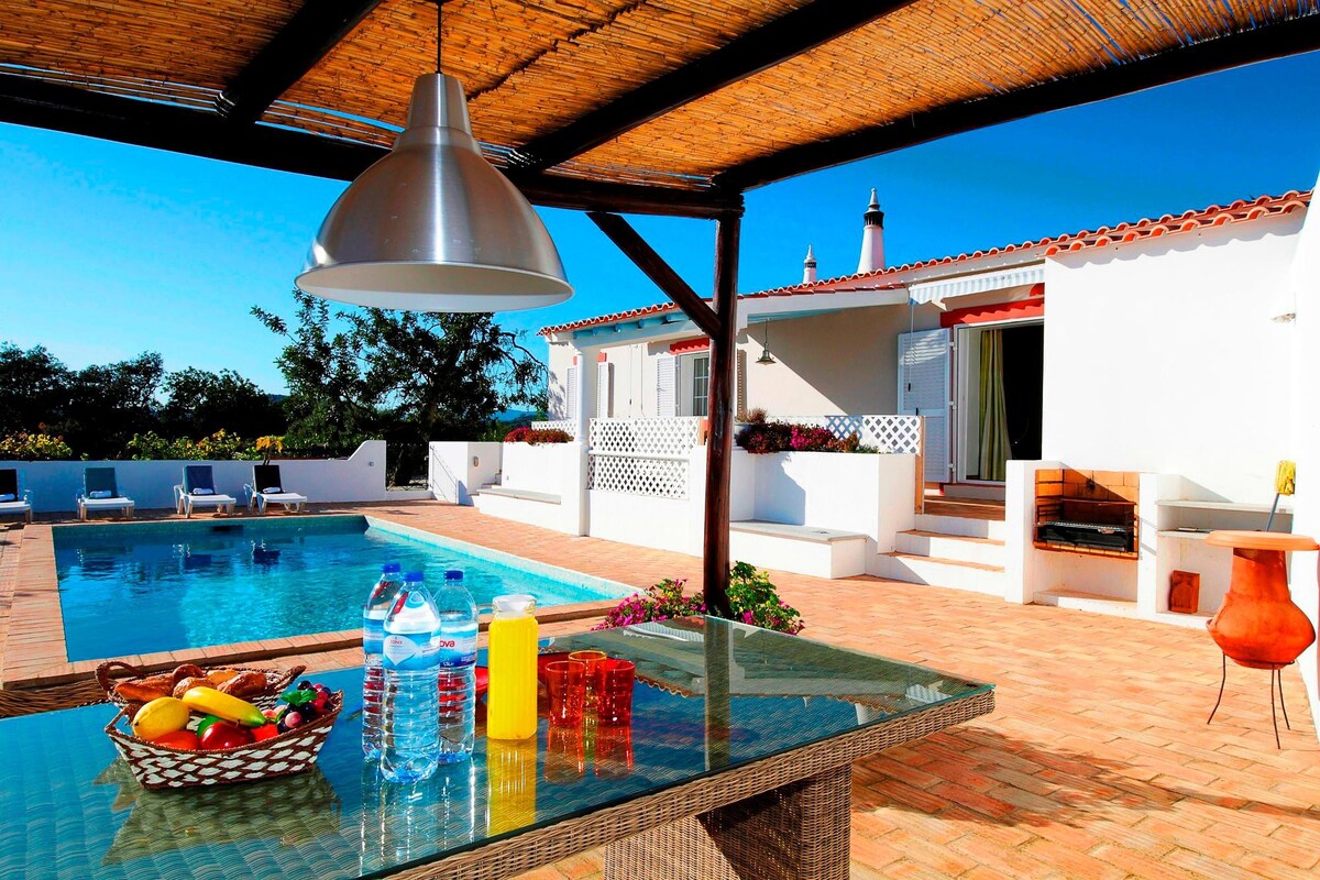 拉兰耶拉别墅（ Villa Laranjeira ）/带泳池和迷人的风景