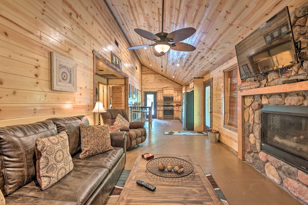 Cabin w/Hot Tub Near Broken Bow Lake & Hiking