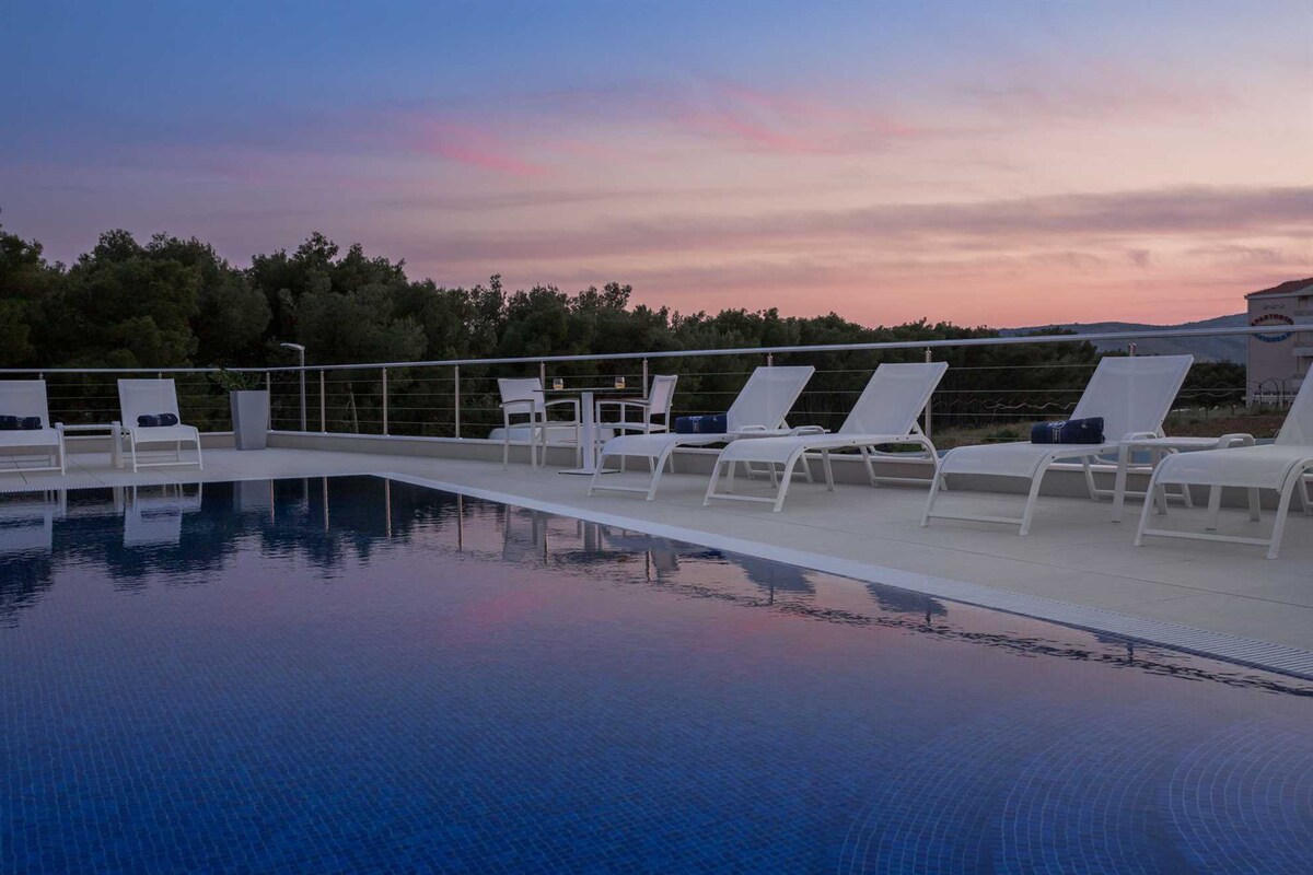 Luxury Apartment Nautica with Pool II